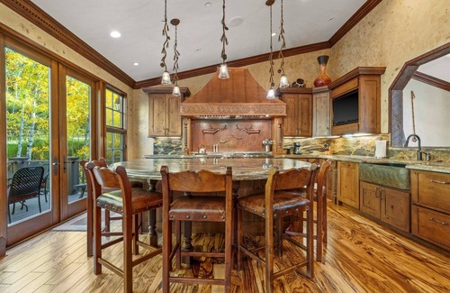 Beaver Creek House | Wrangler Lodge by Vail Butler - ski in, walk to town, hot tub