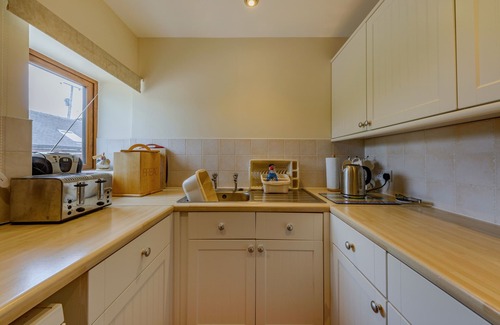 Leek Cottage | WREN COTTAGE, family friendly, with a garden in Rudyard Lake