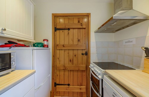 Leek Cottage | WREN COTTAGE, family friendly, with a garden in Rudyard Lake