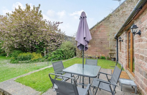 Leek Cottage | WREN COTTAGE, family friendly, with a garden in Rudyard Lake