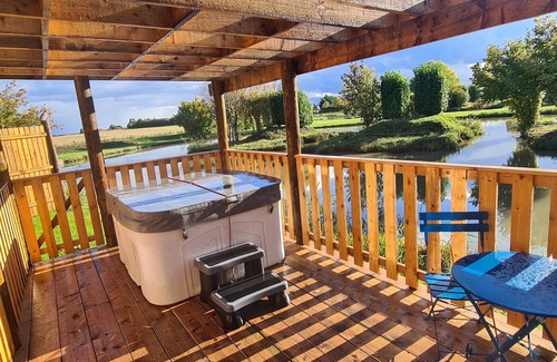Ely Cabin | Wren - Luxury Shepherd's Hut with Private Hot Tub