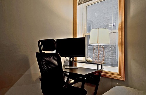 Lakeview Apartment | Wrigley 4BR Home, Sleeps 10, Firepit