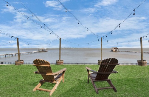 Lake Houston House | WWL Stunning LAKEFRONT 6-bedroom 4.5 bath home 34 minutes from Downtown