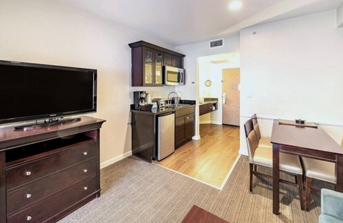 Anaheim Resort Hotel | Wyndham Peacock Suites - Spacious 1 Bedroom