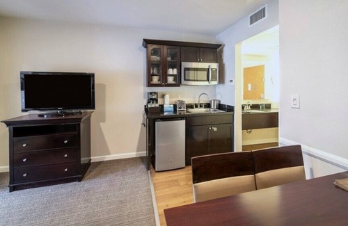 Anaheim Resort Hotel | Wyndham Peacock Suites - Spacious 1 Bedroom