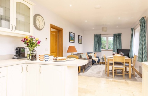 Milton Abbas Apartment | Wyndthorpe Cottage is a bright, single-storey, modern retreat
