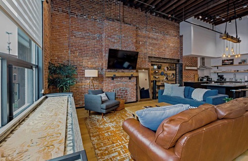 Effingham Apartment | XCHNG King Bed Luxury Downtown, XCHNG. Industrial Executive Loft w/King Bed
