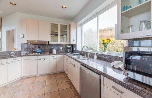 Dillon Beach House | Yacht Club~ Charming Beach House w/Sea Views! Avail for Month at a time!