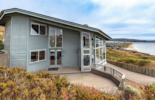 Dillon Beach House | Yacht Club~ Charming Beach House w/Sea Views! Avail for Month at a time!