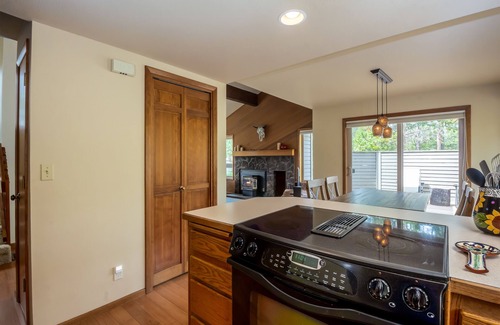 Deer Park House | YANK01 - Cozy Home, Gas Fireplace, Dog Friendly