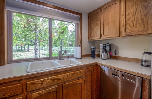 Deer Park House | YANK01 - Cozy Home, Gas Fireplace, Dog Friendly