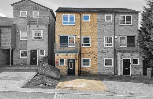 Sheffield Apartment | Yasmin's Townhouse - Sleeps upto 10, great for groups with FREE Parking - Hosted by Stay Host Save