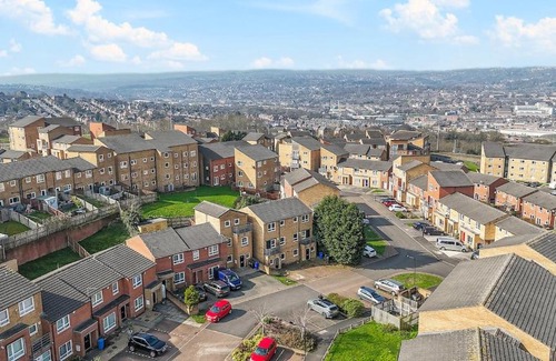 Sheffield Apartment | Yasmin's Townhouse - Sleeps upto 10, great for groups with FREE Parking - Hosted by Stay Host Save