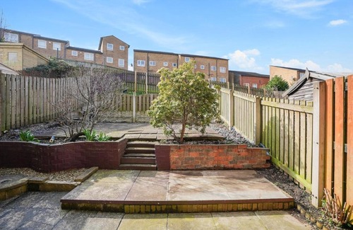 Sheffield Apartment | Yasmin's Townhouse - Sleeps upto 10, great for groups with FREE Parking - Hosted by Stay Host Save