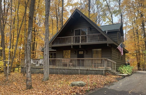 Harbor Springs House | “Year-Round Adventure Awaits – Ski, Golf & Relax in Harbor Springs!”