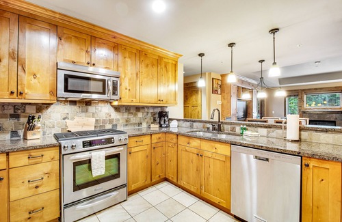 Cle Elum Condo | Year-round outdoor getaway with shared pool, private patio, full kitchen & WiFi