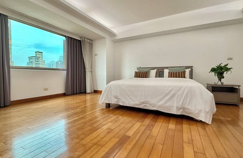 Cianjin District Apartment | YEH’S Apartment n3-bedroom apartment in charming Kaohsiung City with WiFi, AC.