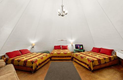 New Braunfels House | Yellow Flower - Tipi 5