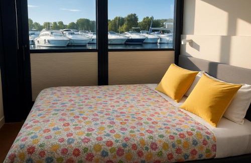 Quartiere XXIV Don Bosco Boat Rental | Yellow houseboat on Lake Maggiore