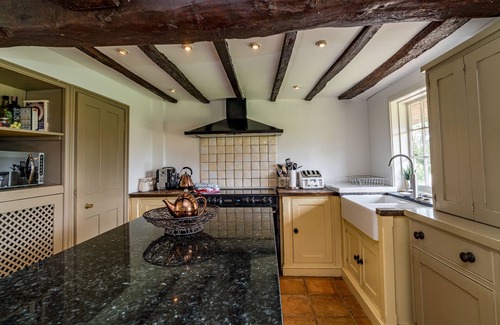 Moulsoe Cottage | Yew Tree Cottage- Sleeps 12, Garden & Pet-Friendly