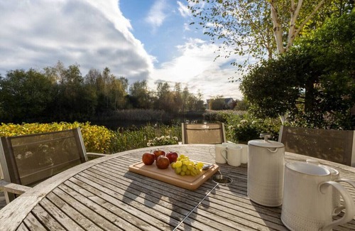 Cirencester Villa | Yew Tree Lodge - CW85 - HOT TUB - Lakeside Spa Property
