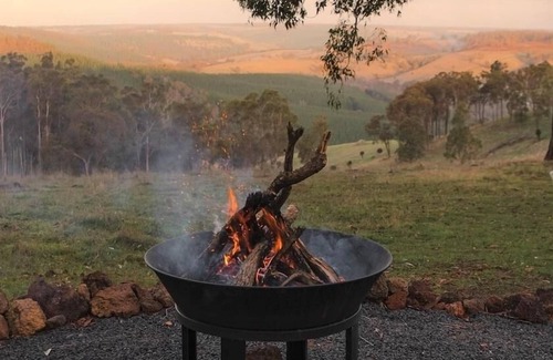 Kangaroo Gully Ski Chalet | Yira - Uninterrupted Panoramic Sunrise Vistas. Embrace the magic of dawn at Yira, named for its elevated perch (Noongar for "up high").