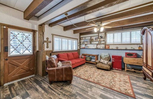 Oakhurst Ski Chalet | Yosemite Mountain Chalet with private sauna, decks, fireplace, air hockey & WiFi