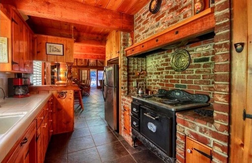 Oakhurst Ski Chalet | Yosemite Mountain Chalet with private sauna, decks, fireplace, air hockey & WiFi