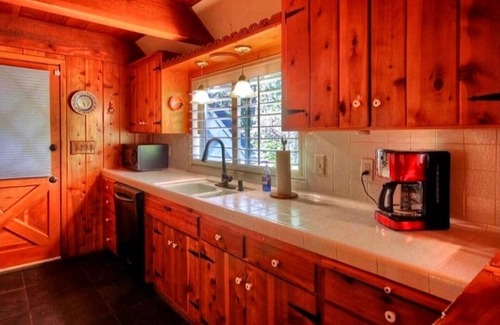 Oakhurst Ski Chalet | Yosemite Mountain Chalet with private sauna, decks, fireplace, air hockey & WiFi