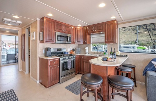 Chelan Boat Rental | You can't beat these views w/this unique houseboat ON Lake Chelan