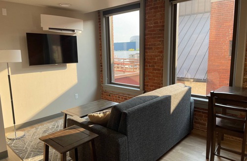 Riverside Apartment | Your Amazing 1 Bed Travel Apartment Steps From Riverfront Park