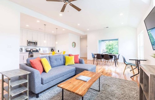 Lawndale/ Wayside House | Your Cozy Bungalows! Sleeps 18/9BR/6BA/12PA