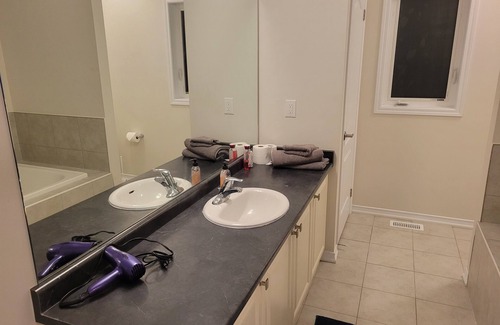 Thorold House | Your Cozy Staycation is a click Away!
