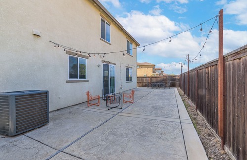 Elk Grove House | Your dream house with a Hot tub!