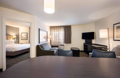 Schiller Park Hotel | Your Home Away From Home! Pet-friendly Property, Full Kitchen, Free Shuttle!