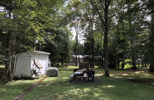 Woodgate Cabin | Your ideal location getaway ! Book now for snowmobile season!