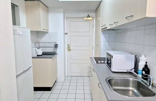 Docklands Apartment | Your Overnight Delight | 1 Min from Tram Stop