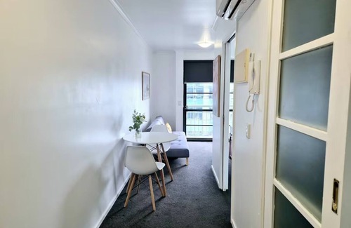 Docklands Apartment | Your Overnight Delight | 1 Min from Tram Stop