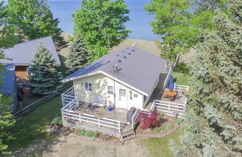 Port Sheldon Cottage | Your private beach on Lake Michigan . book N O W! 6Night just opened Jul 6-12