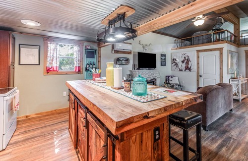 Aransas Pass Cabin | Your Relaxation getaway awaits! Fishing, shops, resturants, and the Beach!