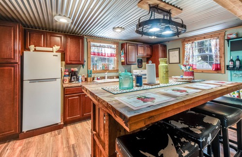 Aransas Pass Cabin | Your Relaxation getaway awaits! Fishing, shops, resturants, and the Beach!