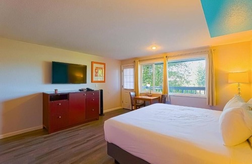 Seaside Hotel | Your Scenic Seaside Haven! Kitchenette, Pet-friendly Property, Free Parking!