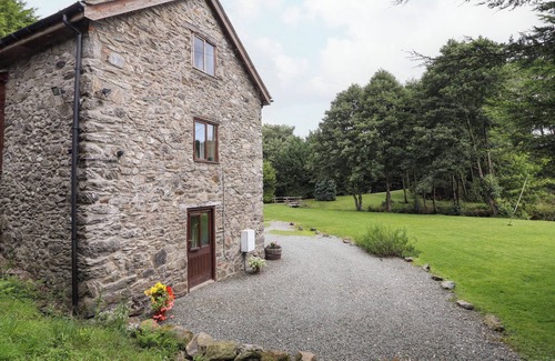 Oswestry House | YR HEN FELIN, pet friendly, character holiday cottage in Llanfyllin
