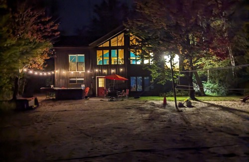 Washago Cottage | Yr round Muskoka Getaway - Beach Volleyball, Hot Tub, Gourmet Cooking and more