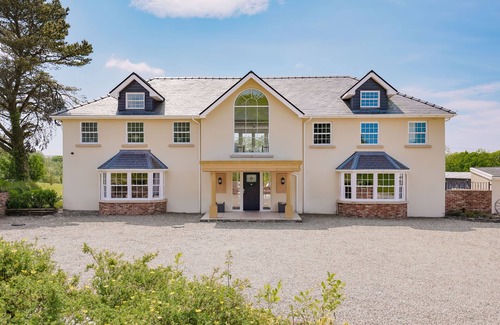 Pont Yates Cottage | YSTAD AUR, pet friendly, luxury holiday cottage in Pontyates