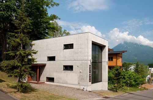 Hirafu House | Yuki Uchi by H2 Life