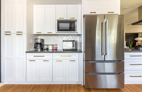 Amazon Apartment | Zen Haus Suite A · Serene Retreat, KING BEDS, near UO, w/views