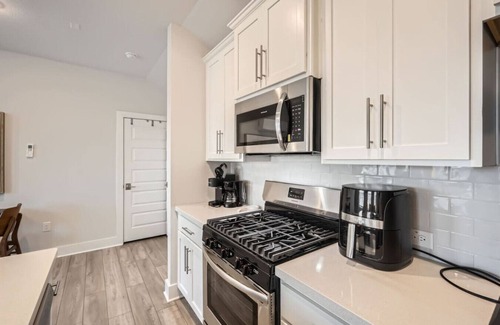 Austin House | Zen Oasis + 1BR Guesthouse + Mins to Skyline Park!