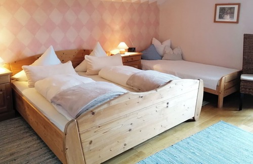 Hoslwang Apartment | Zimmer Hühnerglück, Ostseite mit Balkon, 2. Etage, 23 qm