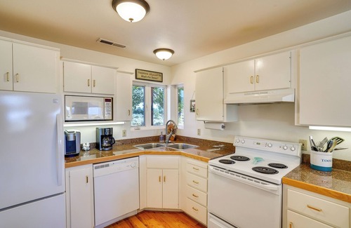New Harmony House | Zion Mountain Guest House w/Canyon Vistas!